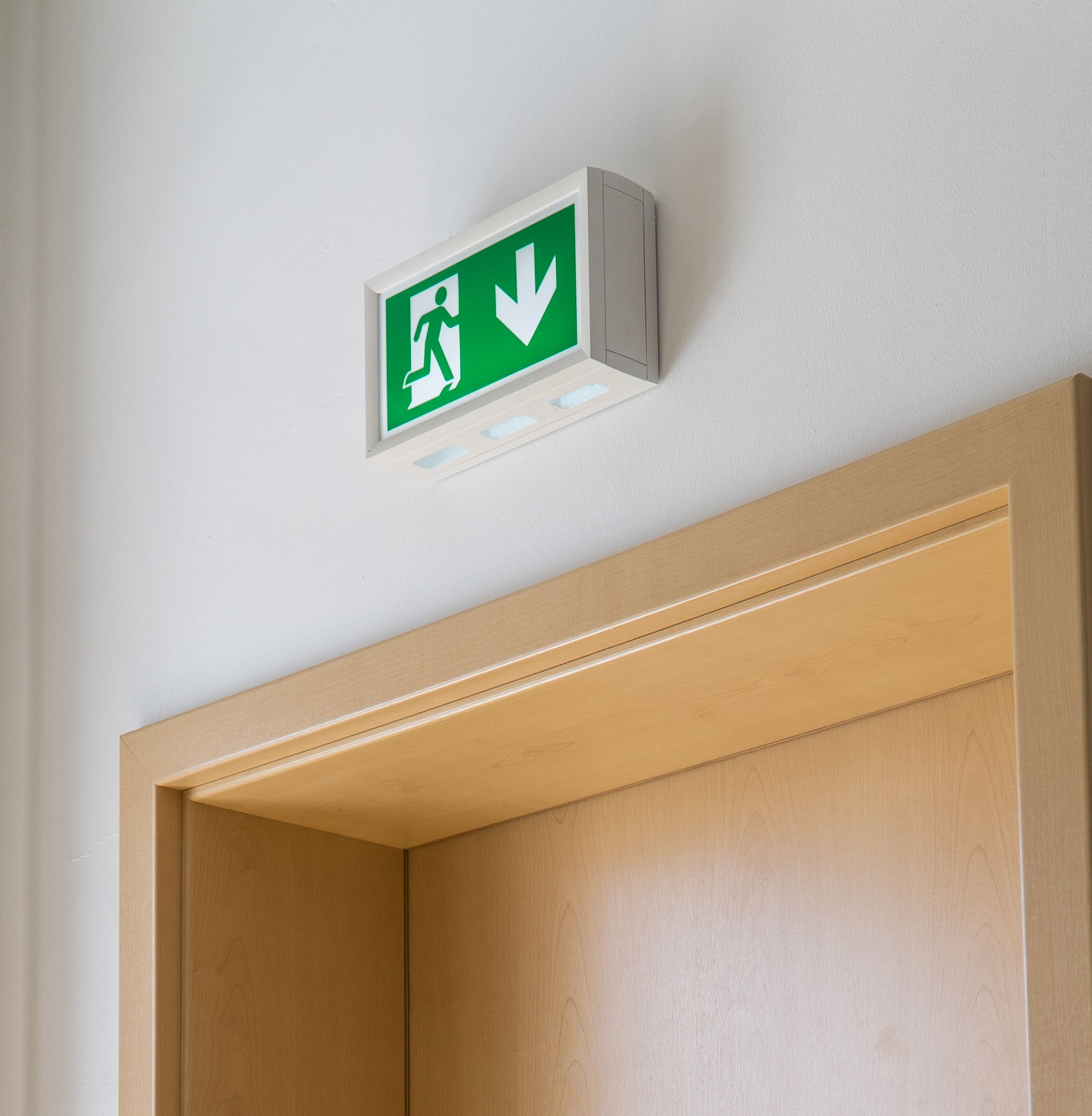 Universal Notbeleuchtung 3h 230V 34m LED KLU mit Selbsttest RAL 9003